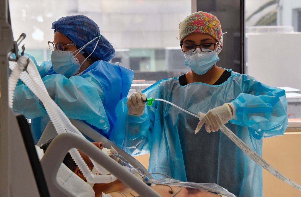 Trabajadoras de la salud asisten a paciente covid en hospital de Ecuador