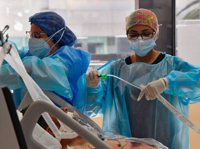 Trabajadoras de la salud asisten a paciente covid en hospital de Ecuador