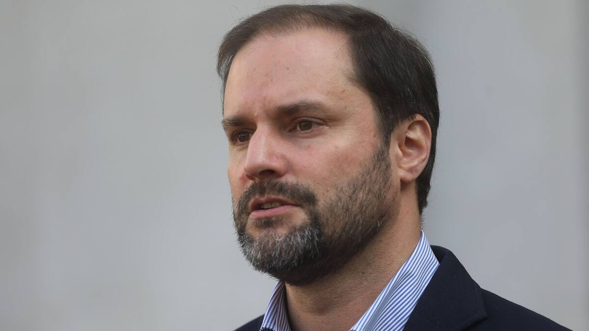 Providencia anuncia querella por homicidio frustrado tras ataque a balazos contra funcionarios municipales