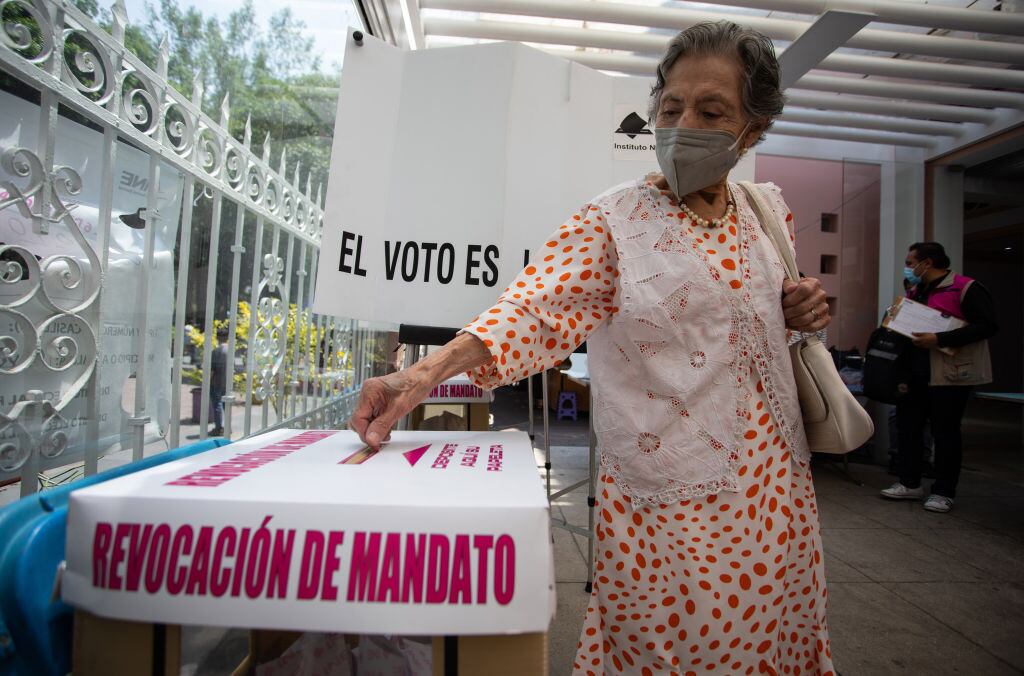 Una mujer vota en el plebiscito revocatorio en la Ciudad de México
