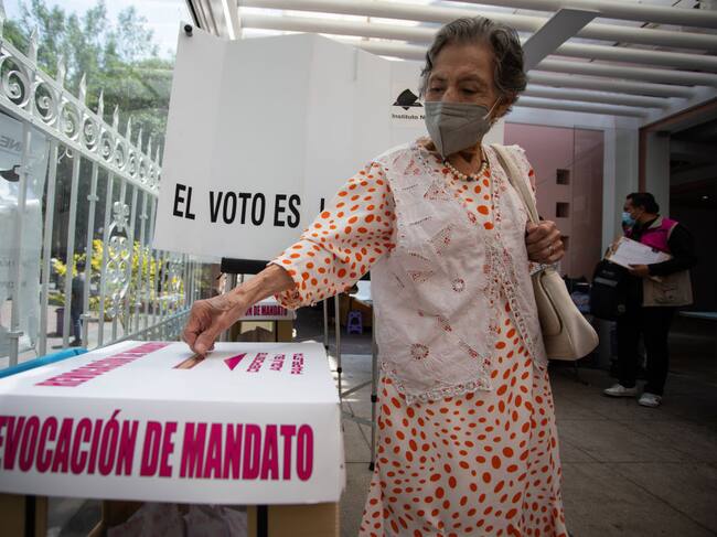 Una mujer vota en el plebiscito revocatorio en la Ciudad de México