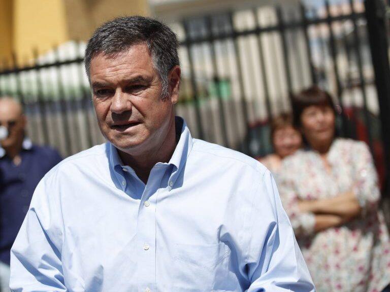 4 de Diciembre del 2017/SANTIAGO El ex Presidente de la República y candidato presidencial de Chile Vamos, Sebastián Piñera, compartió un desayuno con una familia beneficiada con el proyecto “segunda oportunidad” ejecutado el 2012 y que permitió que sus integrantes dejaran el conjunto habitacional en que residían en Bajos de Mena y pudiesen optar a una nueva vivienda. En la imagen el Senador Jose Manuel Ossandon
FOTO:FRANCISCO FLORES SEGUEL/AGENCIAUNO