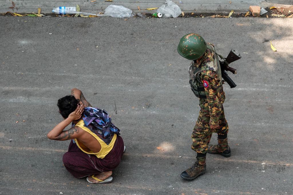 Un soldado vigila a un detenido en la ciudad de Mandalay