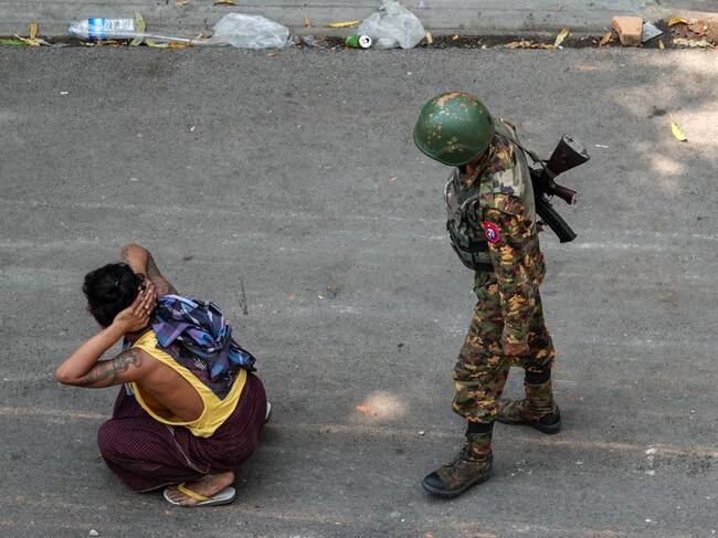 Un soldado vigila a un detenido en la ciudad de Mandalay
