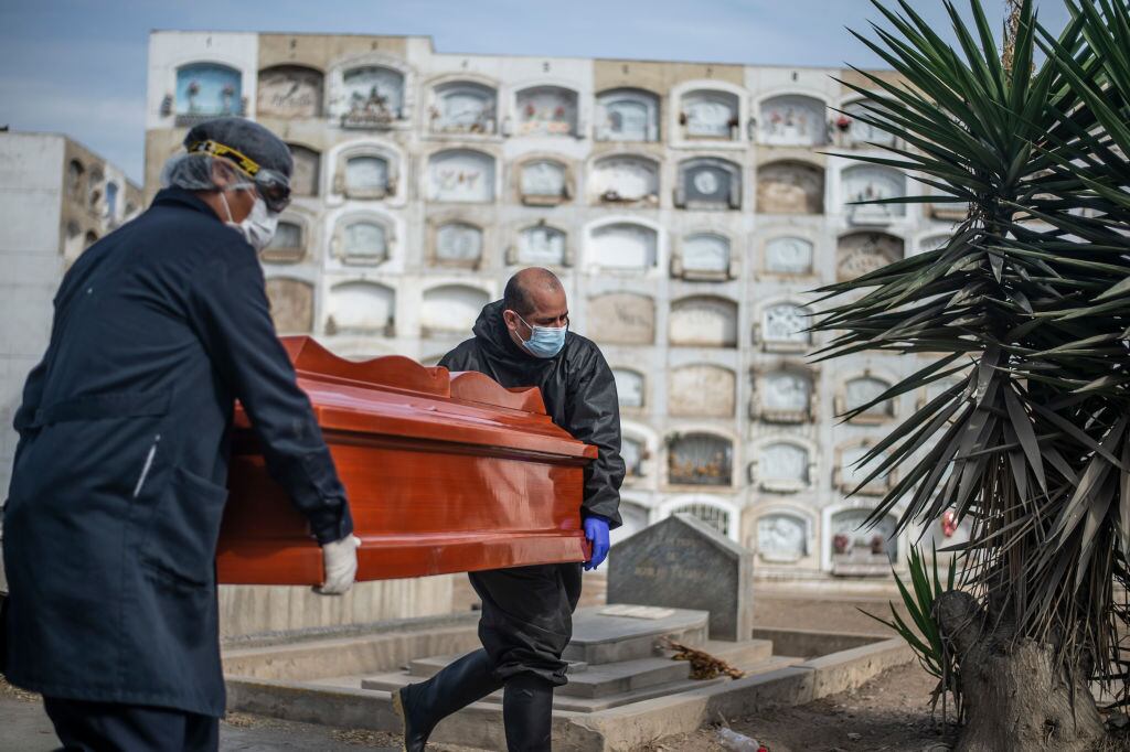 Trabajadores de funeraria trasladan féretro de muerto por Covid-19 en Perú