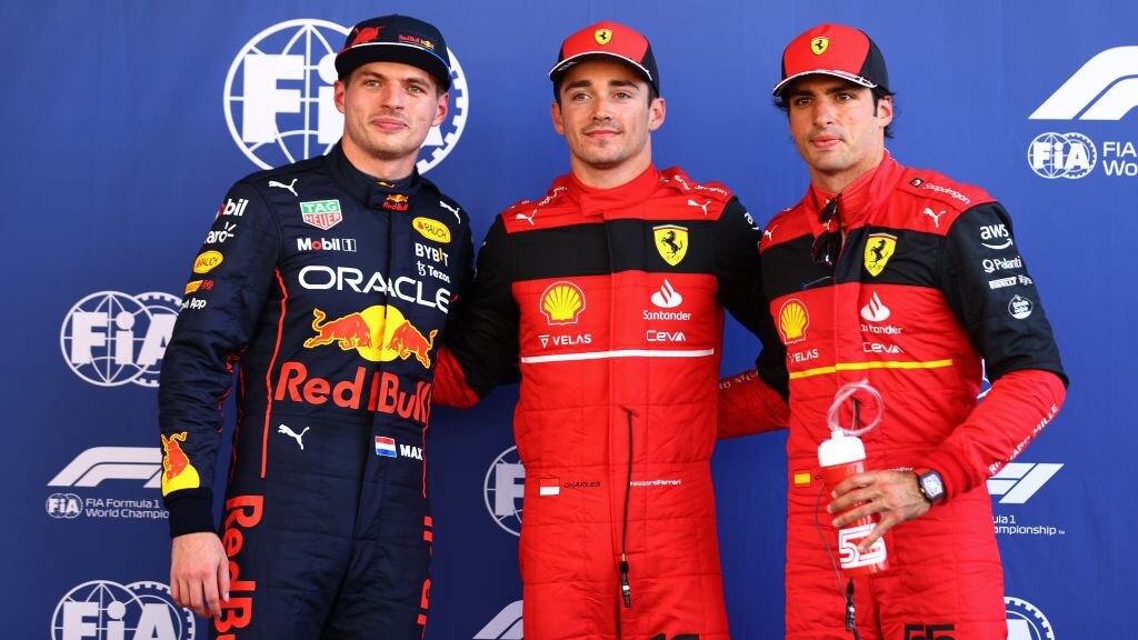 Barcelona, España. Max Verstappen (izquierda), Charles Leclerc (centro), Carlos Sainz (derecha) celebran los primeros lugares de la qualy del GP de España 2022. (Foto Formula 1/ Getty Images).