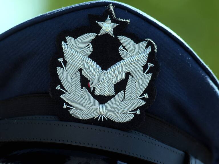 09 Noviembre de 2011/ SANTIAGOHace pocos minutos se refirio, en una conversacion con la prensa, el Fiscal de la Aviacion y Comandante, sobre el accidente aéreo que se registró en la Base Aérea de El Bosque, en donde un avión extra 230 L del escuadrón de Alta Acrobacia de la escuadrilla Los Halcones de la FACH se precipitó a tierra en las cercanías del lugar, el Teniente y piloto de la nave.
FOTO: SEBASTIAN RODRÍGUEZ/AGENCIAUNO