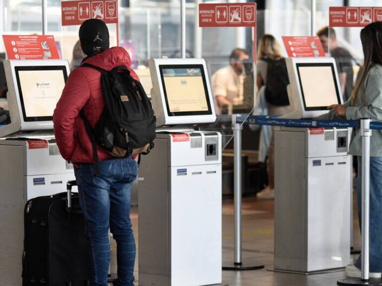 Sernac llama a pedir la devolución de las tasas de embarque a pasajeros que no usaron sus boletos de avión entre 2015 y 2021