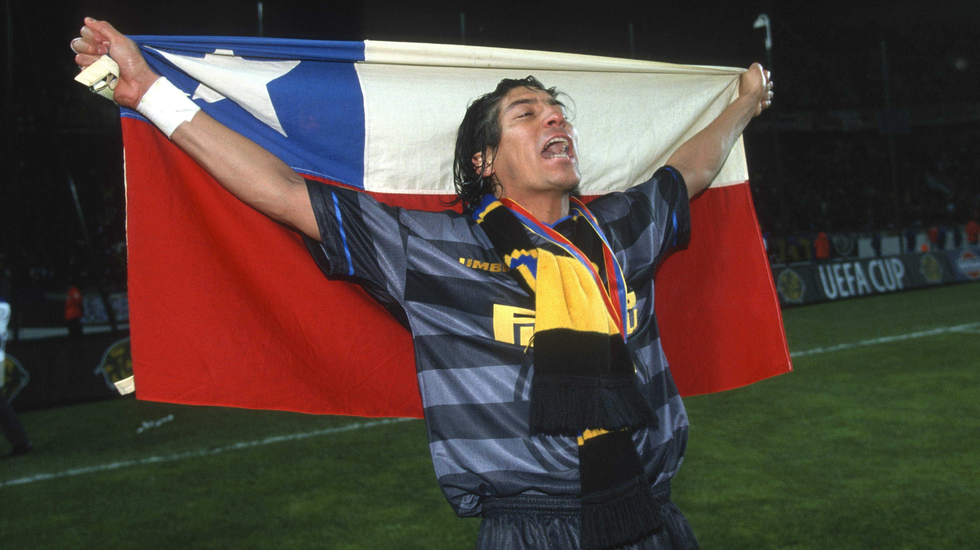 06 May 1998 Paris, UEFA Cup Final - Lazio v Internazionale - Ivan Zamorano of Inter celebrates with the Chilean flag (photo by Mark Leech/Offside/Getty Images)