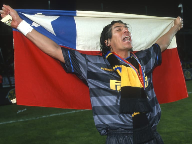 06 May 1998 Paris, UEFA Cup Final - Lazio v Internazionale - Ivan Zamorano of Inter celebrates with the Chilean flag (photo by Mark Leech/Offside/Getty Images)