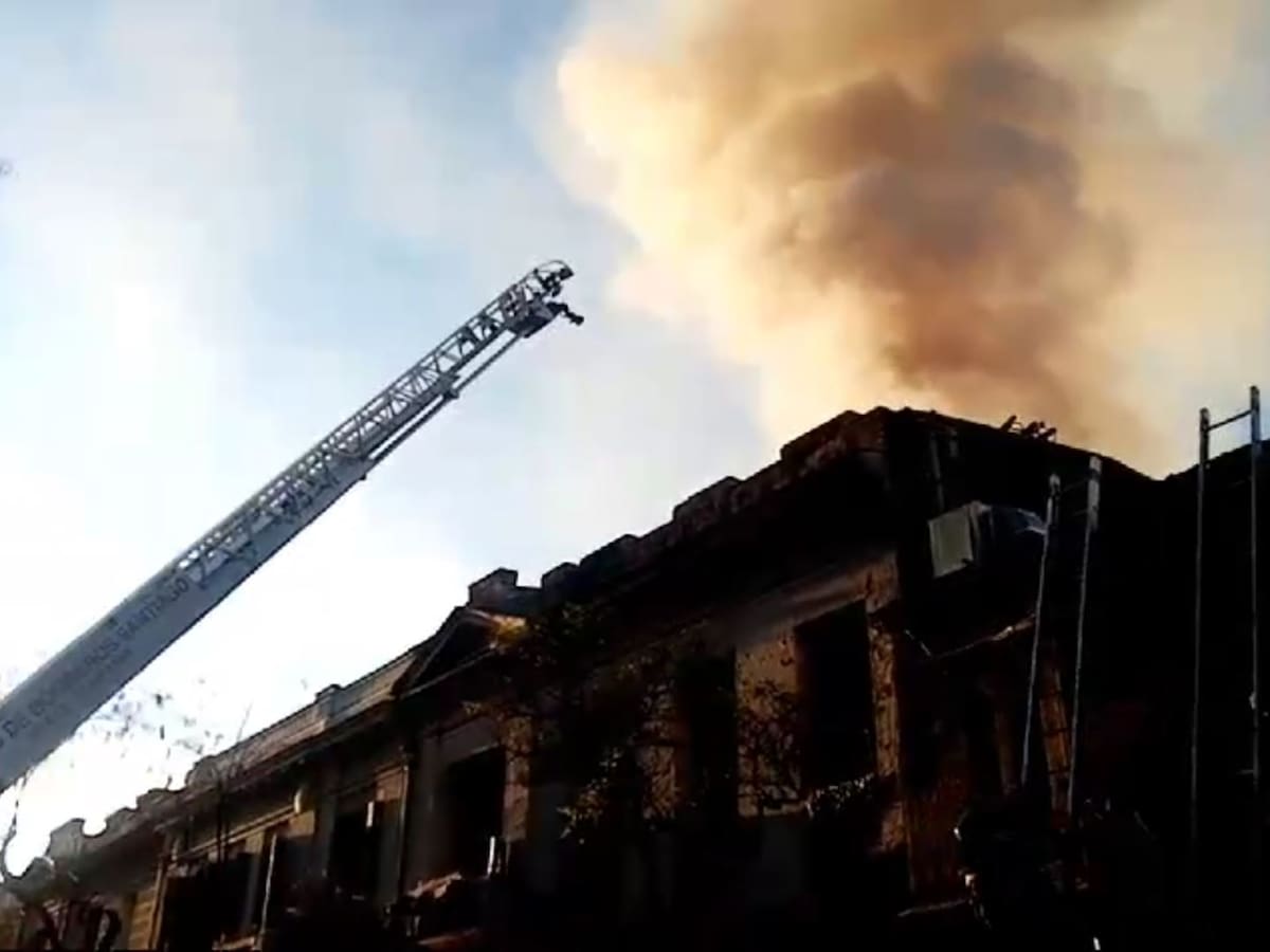 Incendio estructural afecta a vivienda en pleno centro de Santiago: residentes son evacuados