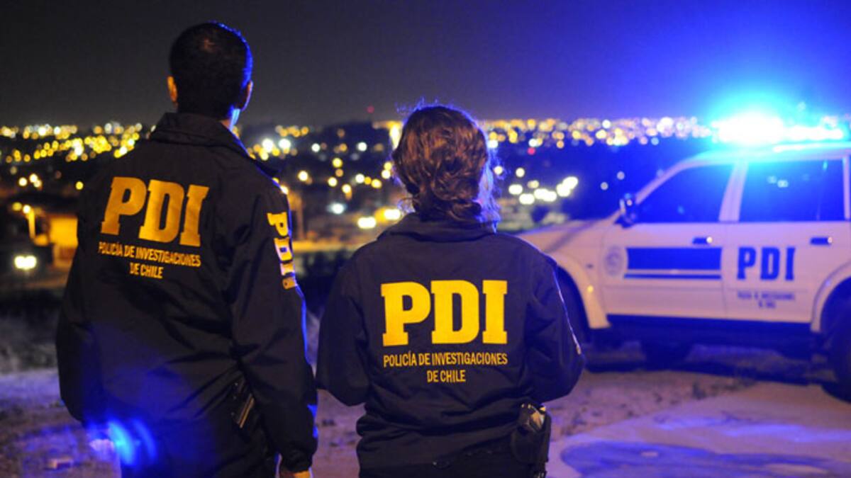 PDI investiga violento secuestro de una mujer en Estación Central: Criminales usaron furgón con balizas
