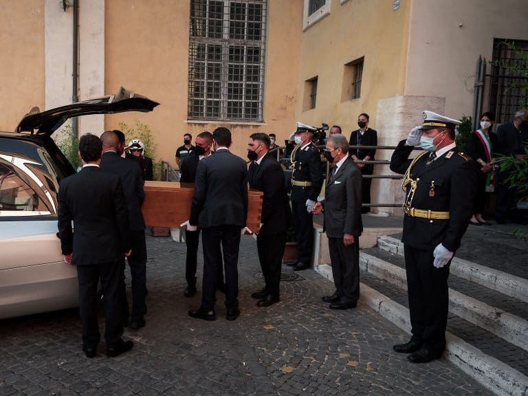 Raffaella Carrà fue velada en capilla ardiente instalada en Roma
