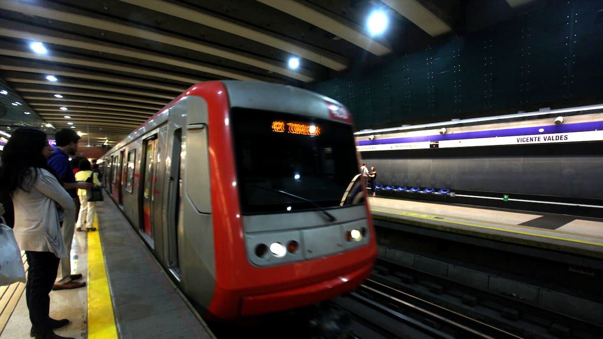 Metro de Santiago cierra estaciones en Línea 4 por persona en la vía: despliegan buses de apoyo