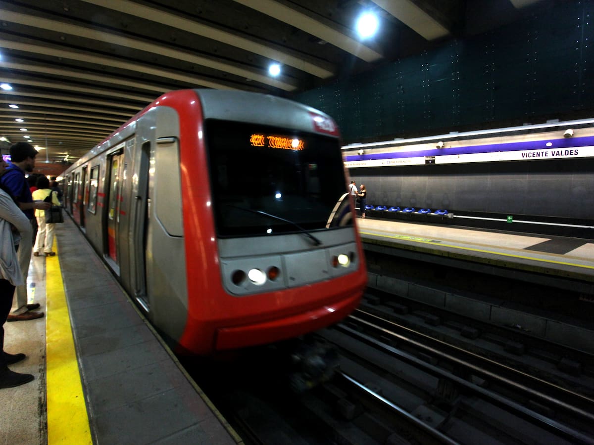 Metro de Santiago normaliza funcionamiento tras presentar servicio parcial en Línea 4