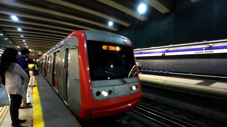 Metro de Santiago normaliza funcionamiento tras presentar servicio parcial en Línea 4