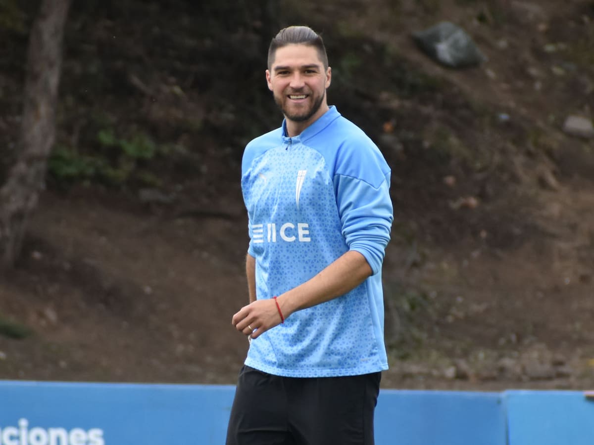 Francisco Sierralta sorprende con especial visita a la UC: se sumó a las prácticas de la cantera