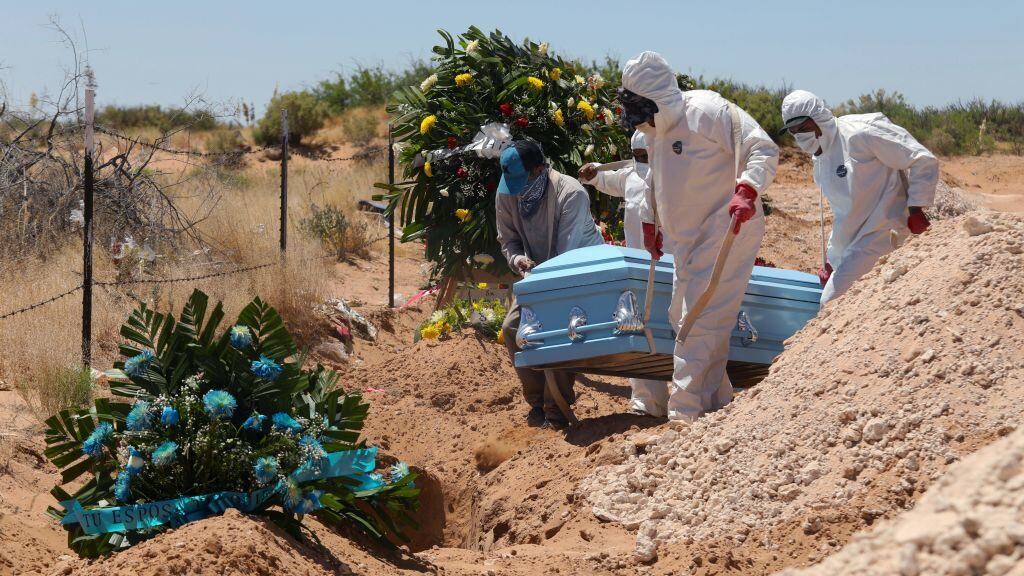 Trabajadores en un funeral de víctima del Covid-19 en Chihuahua