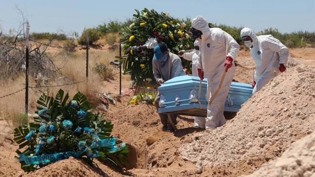 Trabajadores en un funeral de víctima del Covid-19 en Chihuahua