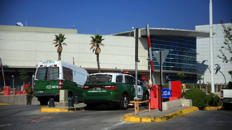 28 de Marzo 2020/ SANTIAGO
Carros de Carabinero llega a un asalto en Mall Plaza Vespucio, donde 15 personas ingresan hasta las tiendas Falabella, a lo cual Carabineros repele la situación rápidamente, quedando 03 sujetos lesionados 01 en estado grave.
FOTO: Jose Francisco Zuñiga /AGENCIAUNO