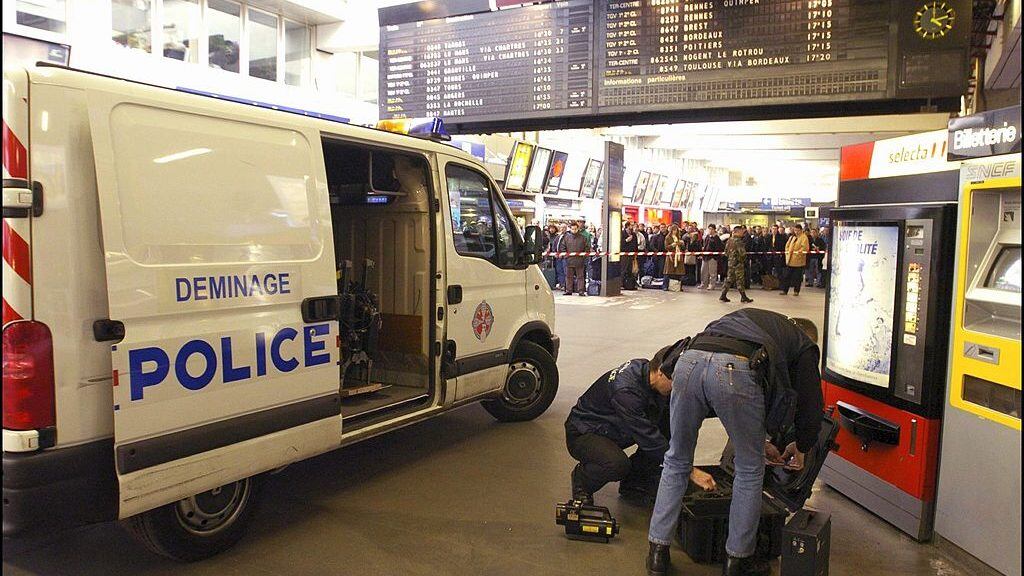FRANCE - MARCH 28: The "Labo central unite de deminage" bomb removal unit on duty in the streets of Paris, France on March 28, 2004 - The LCUD takes action at the Montparnasse train station to investigate on a suspect bag. The Videoscope tool is used. (Photo by Xavier ROSSI/Gamma-Rapho via Getty Images)
