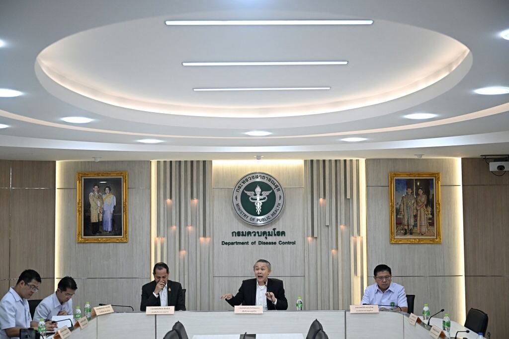 El Departamento de Control de Enfermedades de Tailandia entrega su reporte sobre los casos de la viruela del mono ante la prensa en Bangkok.