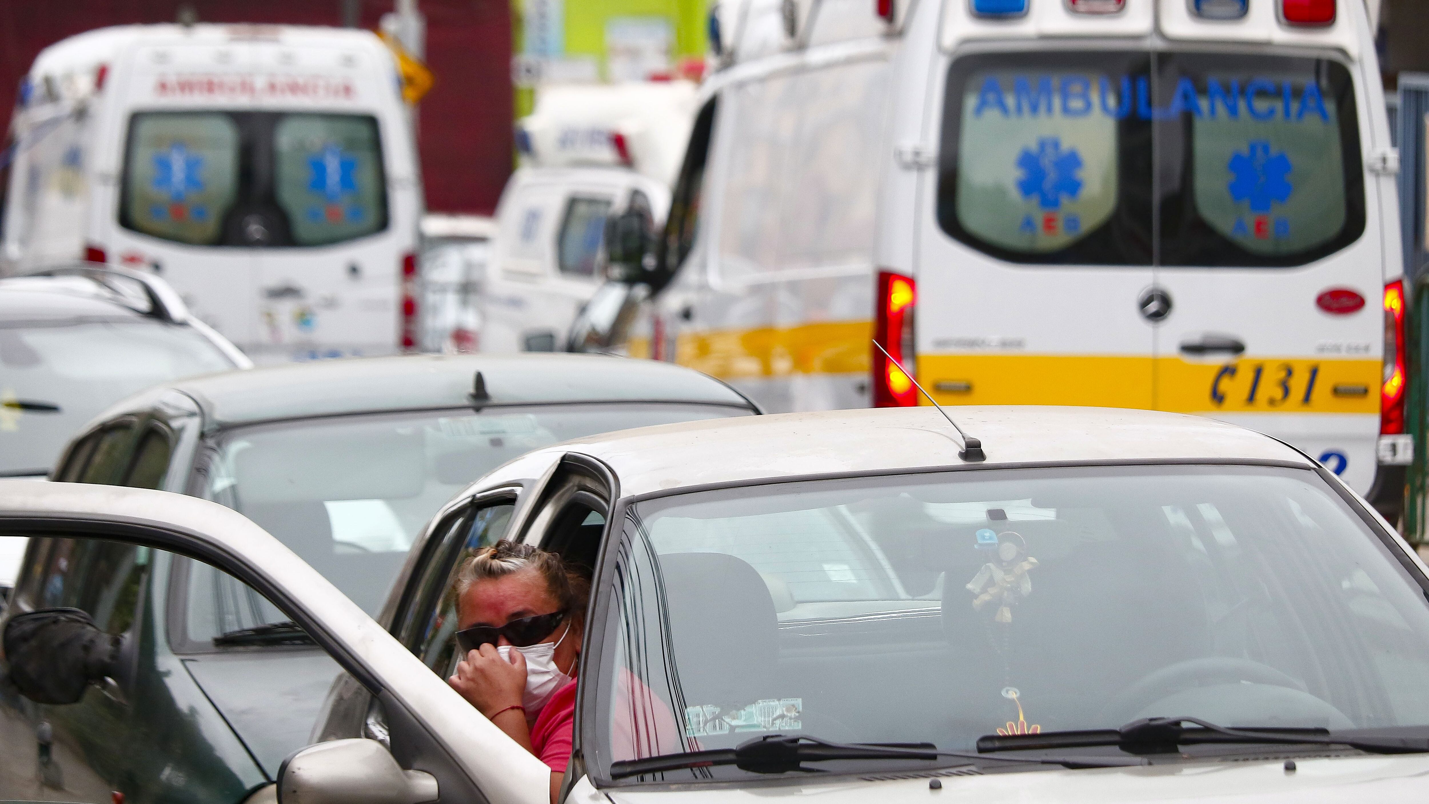 15 DE MARZO DE 2021/VALPARAISOUna mujer se toma la mascarilla en el frontis del Hospital Carlos Van Buren, en medio de la cuarentena total que afecta a Valparaiso a causa de la pandemia por el Coronavirus.
Este lunes el servicio de salud anunció medidas extraordinarias para dar frente al Covid-19 que ha generado un escenario critico en el Hospital.
Durante lo que resta de marzo, el centro asistencial suspendió la actividad ambulatoria del Consultorio de Especialidades para ampliar espacio físico para pacientes con covid.
FOTO: LEONARDO RUBILAR CHANDIA/AGENCIAUNO
