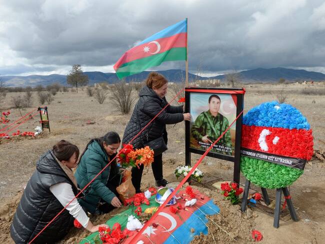 Familia visita tumba de soldado fallecido en combate en Nagorno Karabaj en 2020