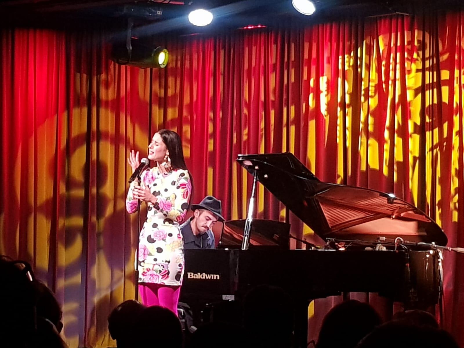 Francisca Valenzuela durante su presentación en el Grammy Museum. / ADN.cl