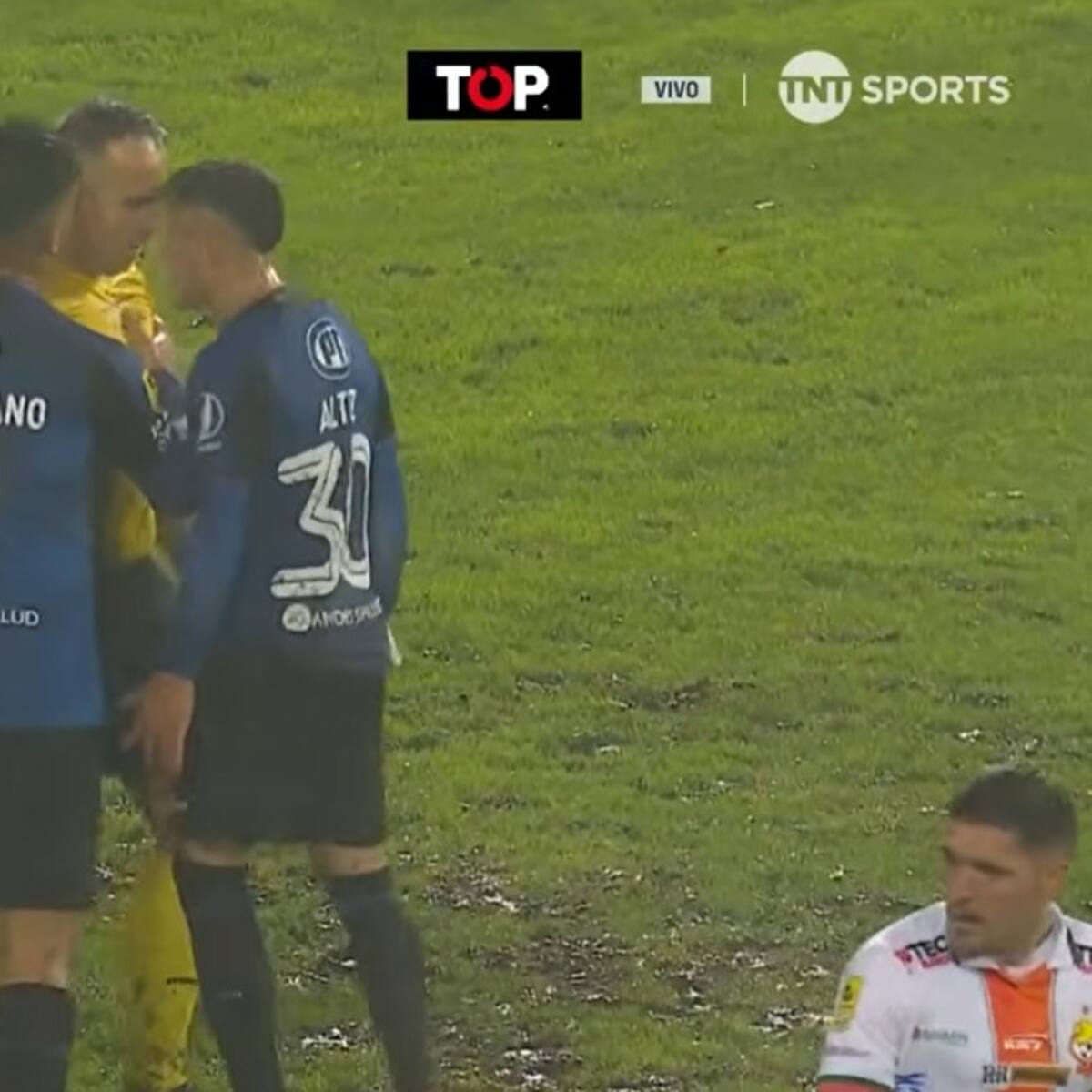 Podría recibir un grave castigo: jugador de Huachipato intentó agredir al juez del partido ante Cobresal