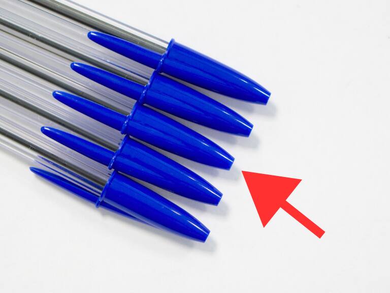 ¿Para qué sirve el agujero en la tapa de los lápices pasta?