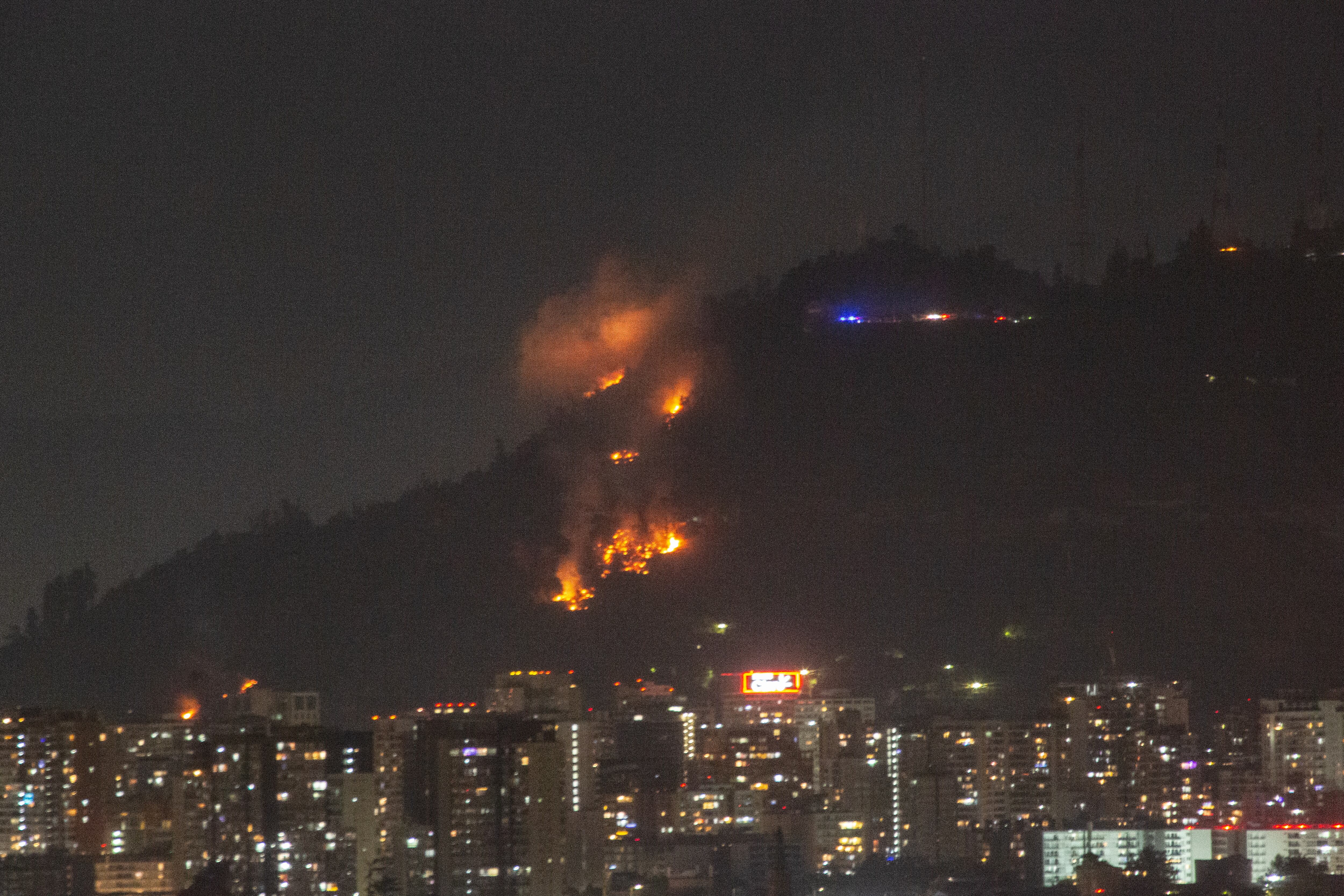 21 DE DICIEMBRE DE 2023 / SANTIAGO
Un incendio se registra en el Parque Metropolitano Cerro San Cristóbal, vista desde San Miguel
FOTO: DIEGO MARTIN/AGENCIAUNO