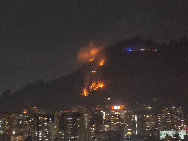 21 DE DICIEMBRE DE 2023 / SANTIAGO
Un incendio se registra en el Parque Metropolitano Cerro San Cristóbal, vista desde San Miguel
FOTO: DIEGO MARTIN/AGENCIAUNO
