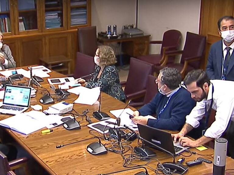 Senadores fueron escuchados comentando abiertamente la derrota de la oposición en la Cámara de Diputados