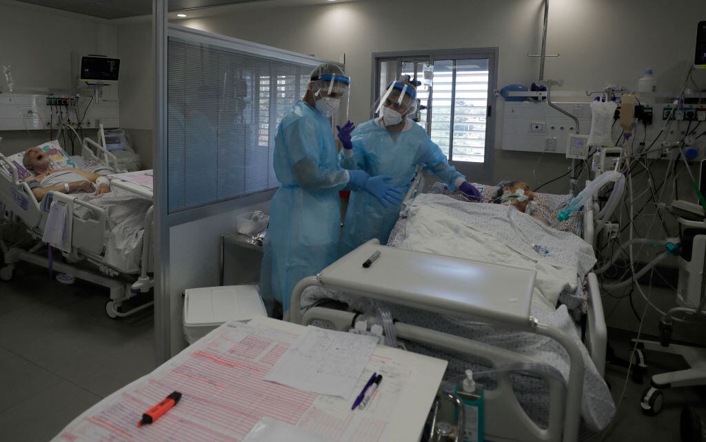 Médicos atienden a hospitalizados con covid-19 en Israel