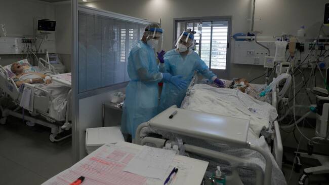 Médicos atienden a hospitalizados con covid-19 en Israel