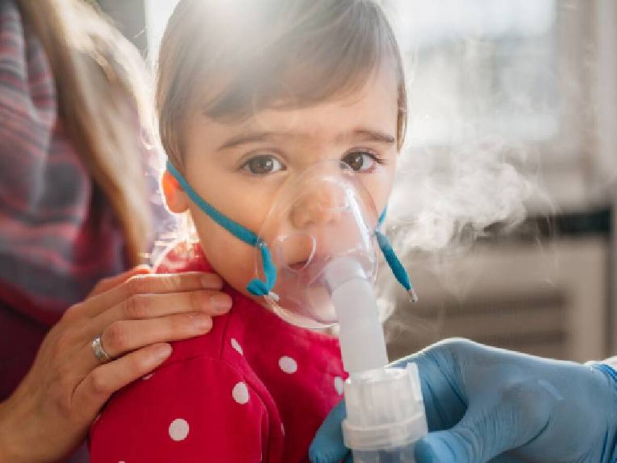 Colegio Médico busca adelantar vacaciones de invierno por alto riesgo de enfermedades respiratorias en niños