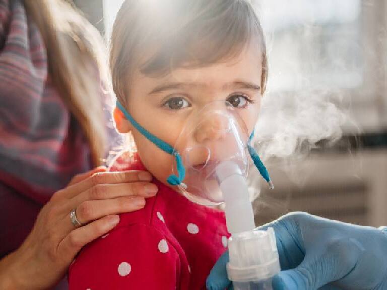 Colegio Médico busca adelantar vacaciones de invierno por alto riesgo de enfermedades respiratorias en niños
