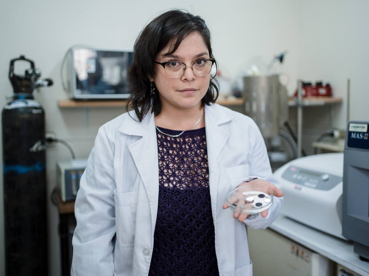 Hito científico en Chile: Carolina Manquian, investigadora de la Usach, descubre y adapta cristal metal orgánico para almacenar energía