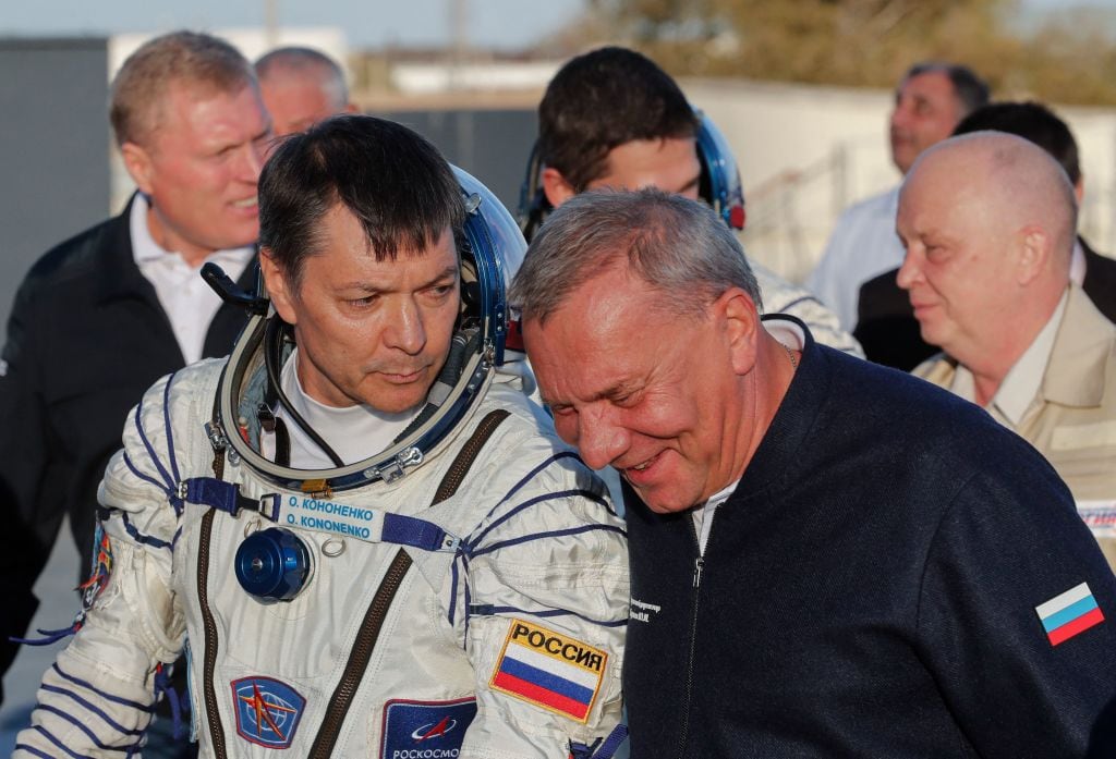 El jefe de la agencia espacial rusa Roscosmos, Yuri Borisov, recibe al cosmonauta Oleg Kononenko a su regreso desde la Estación Espacial Internacional.