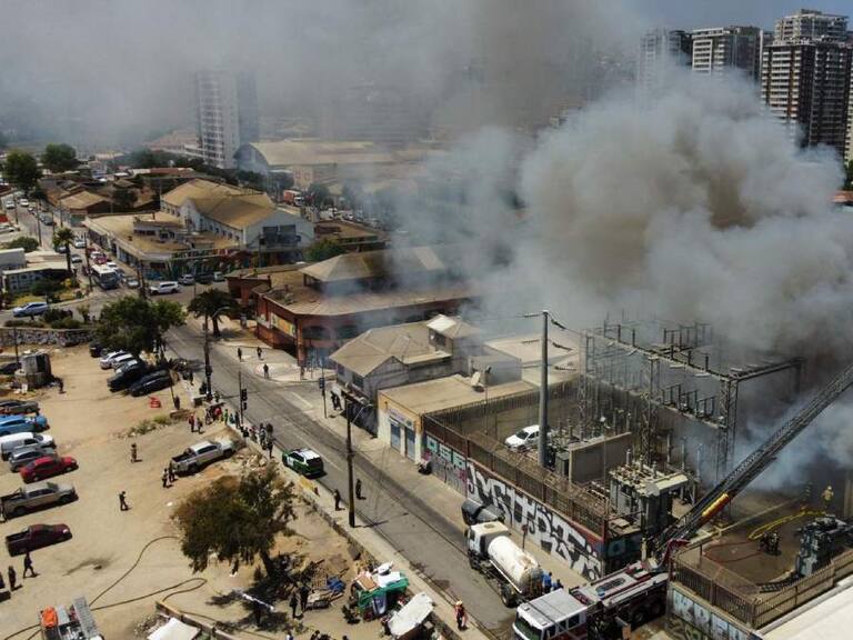 Controlan incendio que destruyó cuatro locales y una vivienda en el centro de Viña del Mar