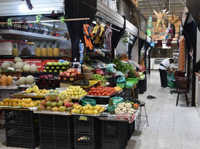 Un comerciante ofrece alimentos en un mercado de la capital de México
