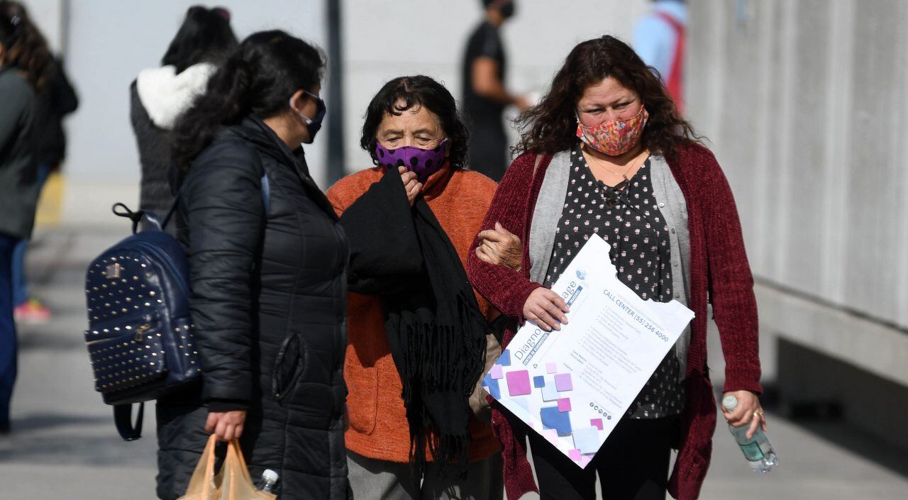 15 DE JUNIO 2020/ANTOFAGASTASeñora de la tercera edad acompañada con un diagnostico en Hospital Regional de la ciudad , durante la pandemia COVID-19 que afecta al país
FOTO CAMILO ALFARO/AGENCIA UNO