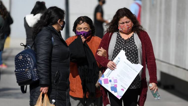 15 DE JUNIO 2020/ANTOFAGASTASeñora de la tercera edad acompañada con un diagnostico en Hospital Regional de la ciudad , durante la pandemia COVID-19 que afecta al país
FOTO CAMILO ALFARO/AGENCIA UNO
