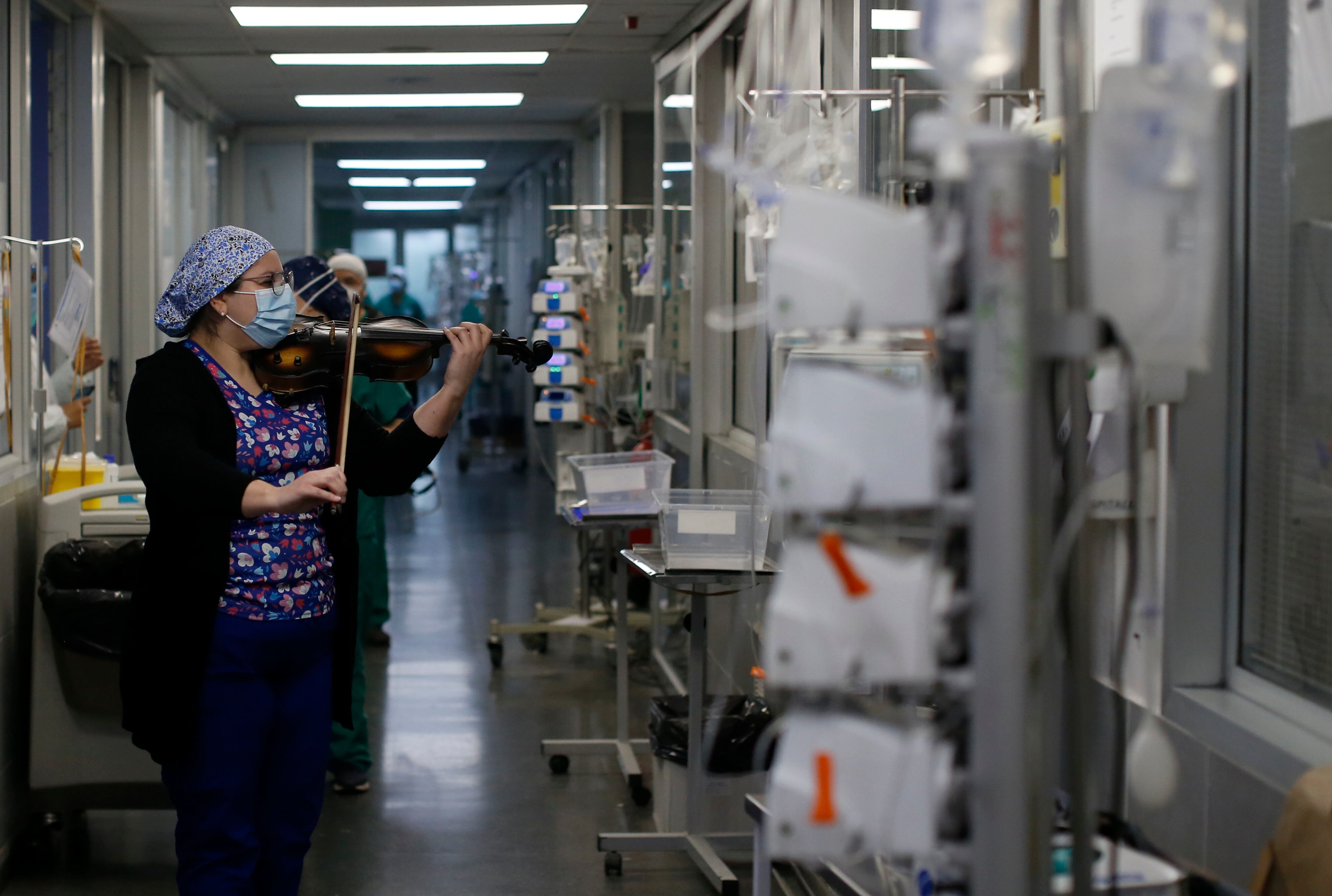 Todos los martes y jueves, Damaris Silva, quien trabaja como técnico en enfermería en el Hospital El Pino, toca su violín a pacientes internados en la Unidad de Cuidados Intensivos. Foto: Agencia Uno