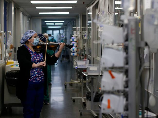 Todos los martes y jueves, Damaris Silva, quien trabaja como técnico en enfermería en el Hospital El Pino, toca su violín a pacientes internados en la Unidad de Cuidados Intensivos. Foto: Agencia Uno