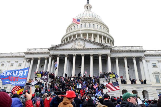 Manifestantes de ultraderecha atacan el Capitolio de EEUU