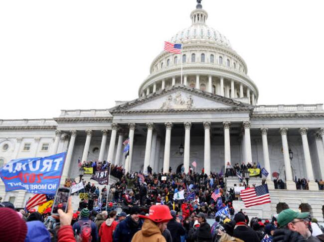 Manifestantes de ultraderecha atacan el Capitolio de EEUU