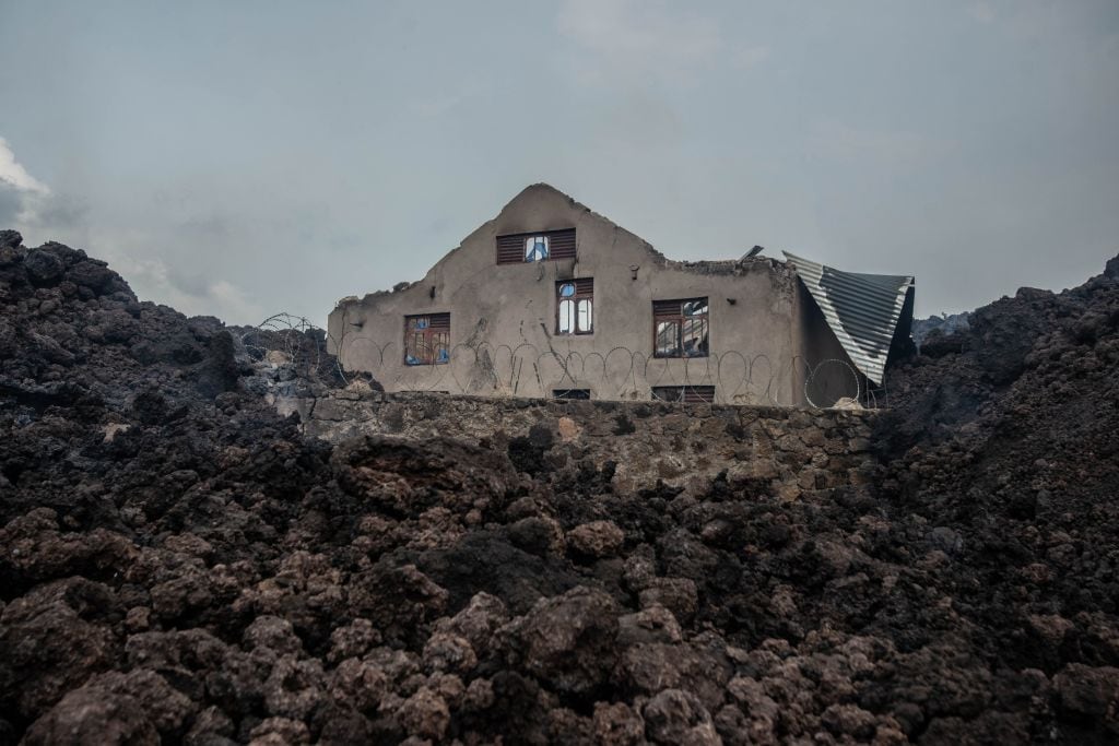 La lava rodea una casa en la ciudad de Goma