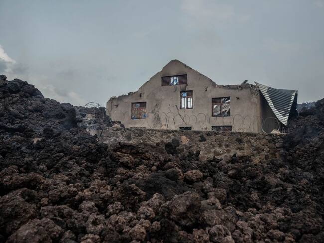 La lava rodea una casa en la ciudad de Goma